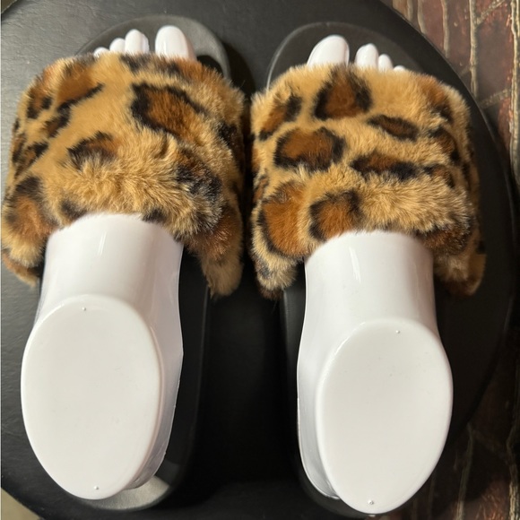 Sugar Fuzzy Leopard Slides - Picture 3 of 9